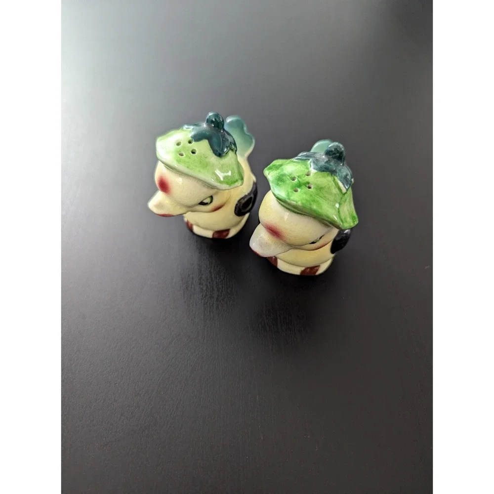Vintage Anthropomorphic Bird Couples Wearing A Hat‎ Salt & Pepper Shakers Set